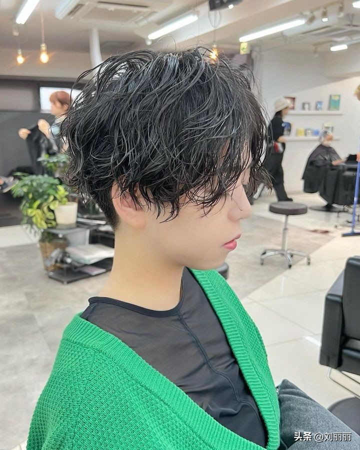 狼尾鲻鱼头锁骨发纹理烫女生,适合鹅蛋脸型的纹理烫短发