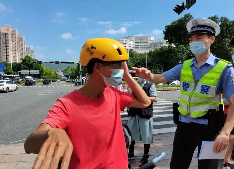 刚拿的c1驾照骑电动车怎么处罚,有c1驾驶证骑电动车违法怎样处理