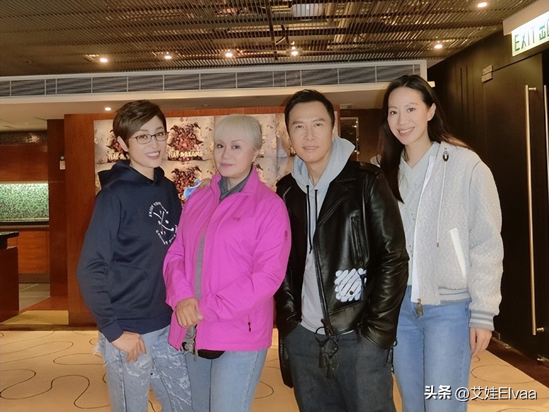 三代港姐同框！89级陈法蓉穿西装毛衣不见老，56岁肤色比桌布还白