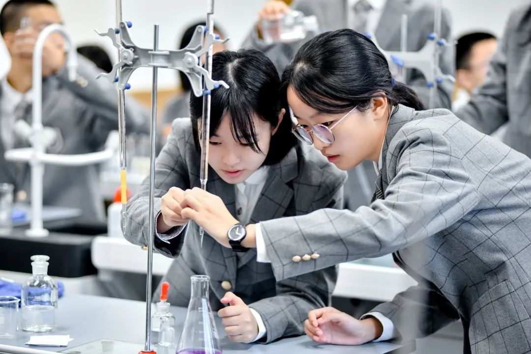 金苹果锦城一中，创办世界一流中学，做好受益终身的教育