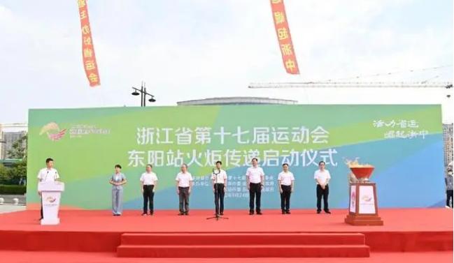 下跪道歉受罚被打,运动员遭不公平待遇暴打裁判