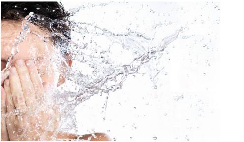 冬季洗脸用热水好还是冷水好,冬季洗脸热水好还是冷水好