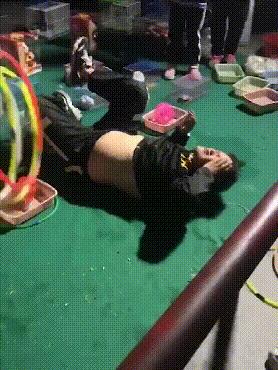 “姑娘，你知道衣服上的字是什么意思吗？”哈哈哈自信的姑娘最美