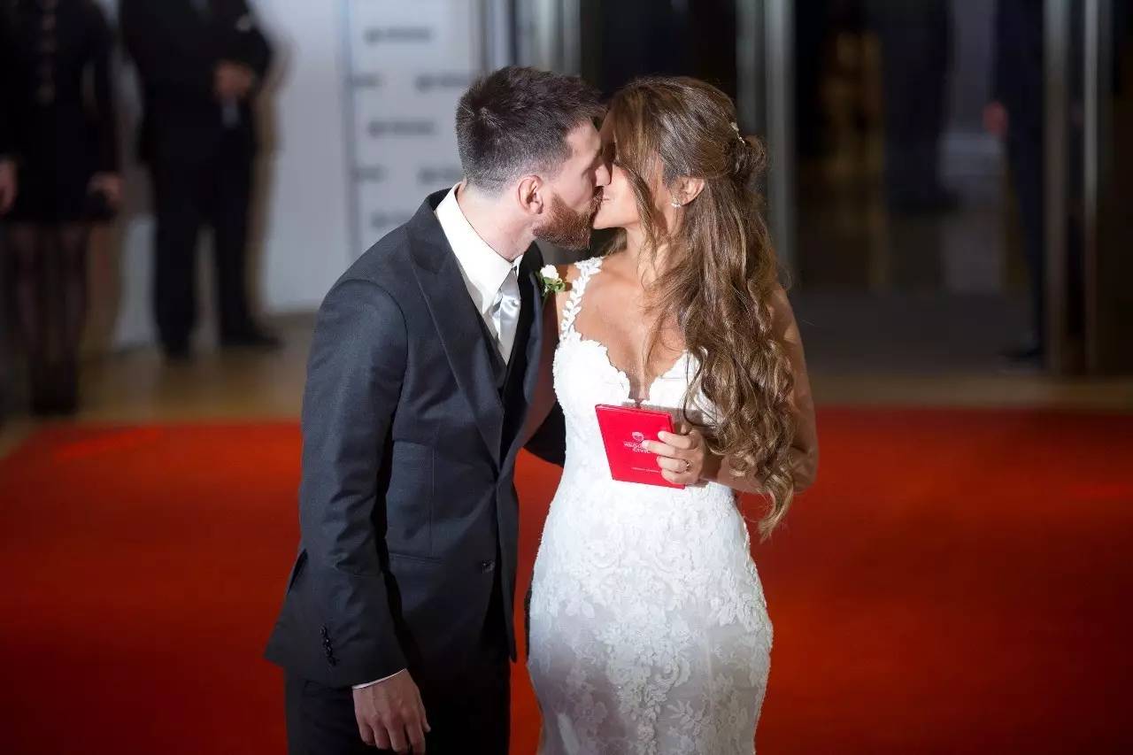 卡卡和梅西的关系,卡卡和前妻谈恋爱视频