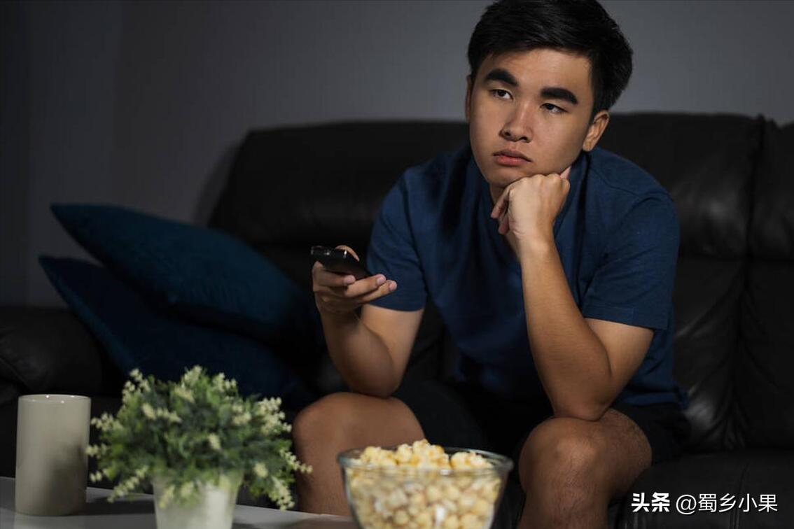 不缴费连新闻联播都没法看？电视厂商的贪婪，阻断了自己前行的路