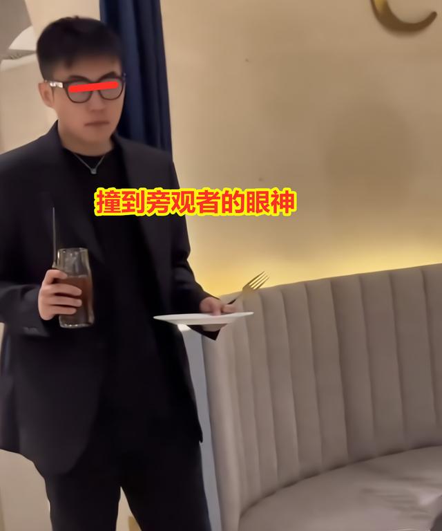 男子陪女生吃西餐拍照,一男子与一女子西餐厅吃饭