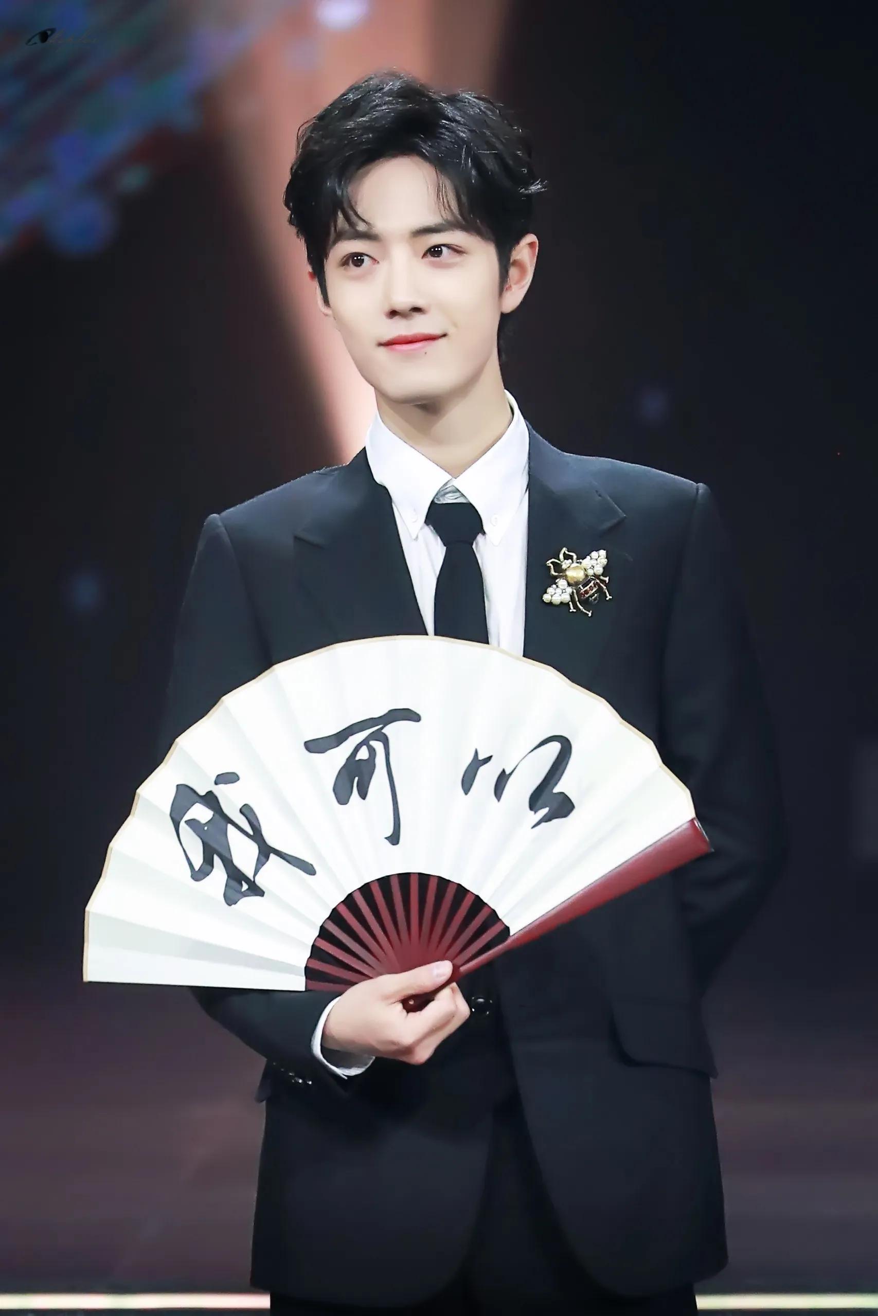 肖战近期活动造型,肖战微博之夜两套造型