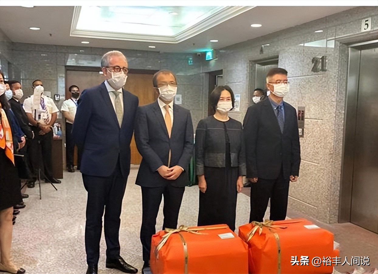 六张赌牌七人争夺,六张赌牌分别在谁的手里