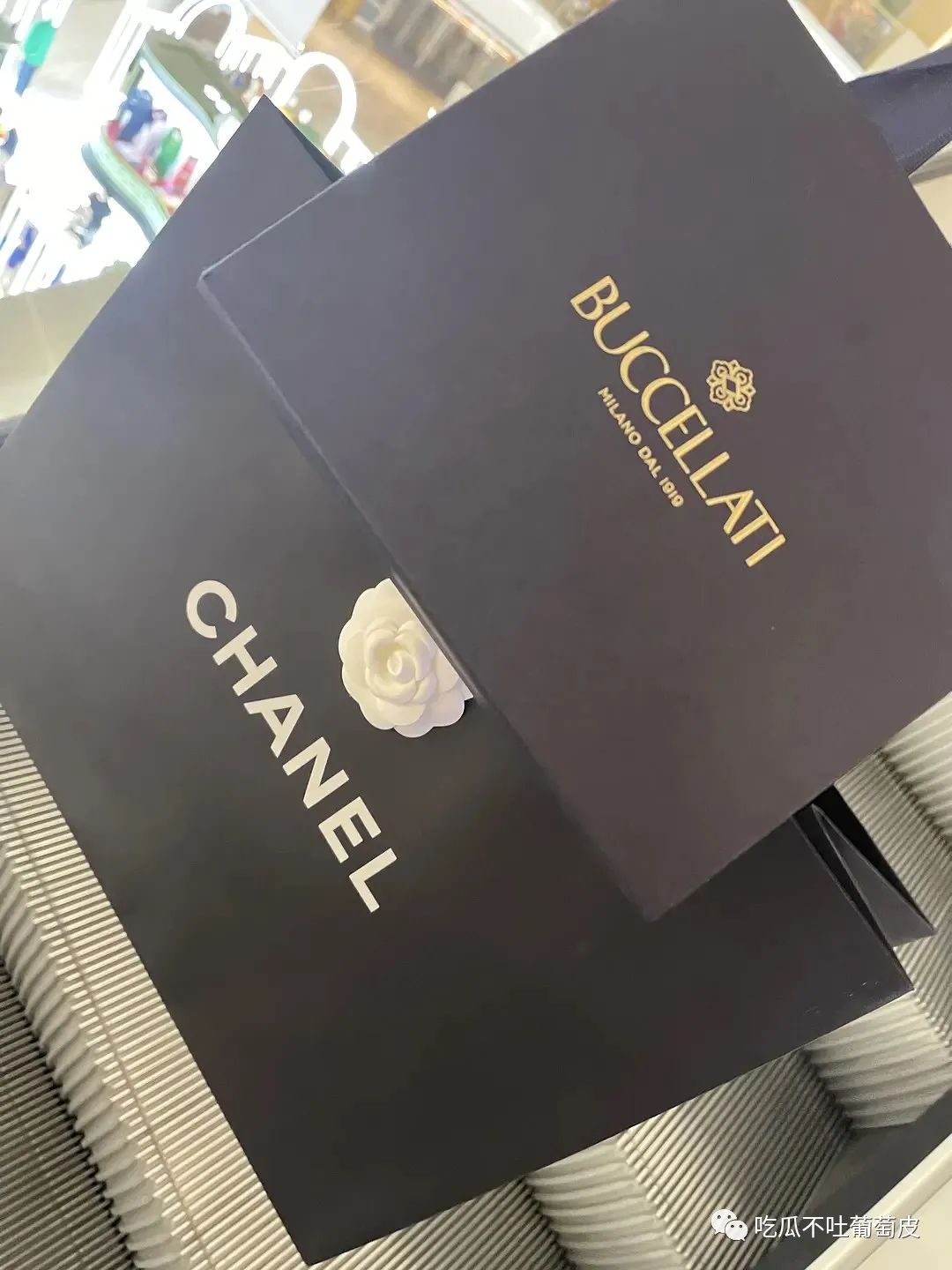 翻车现场，前几天上海业主在门把手上挂的奢侈品袋子好几个是假货