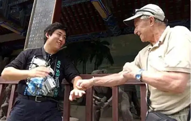 中国小伙报恩把瑞士房东接来养老,中国小伙为报恩接瑞士老人回国