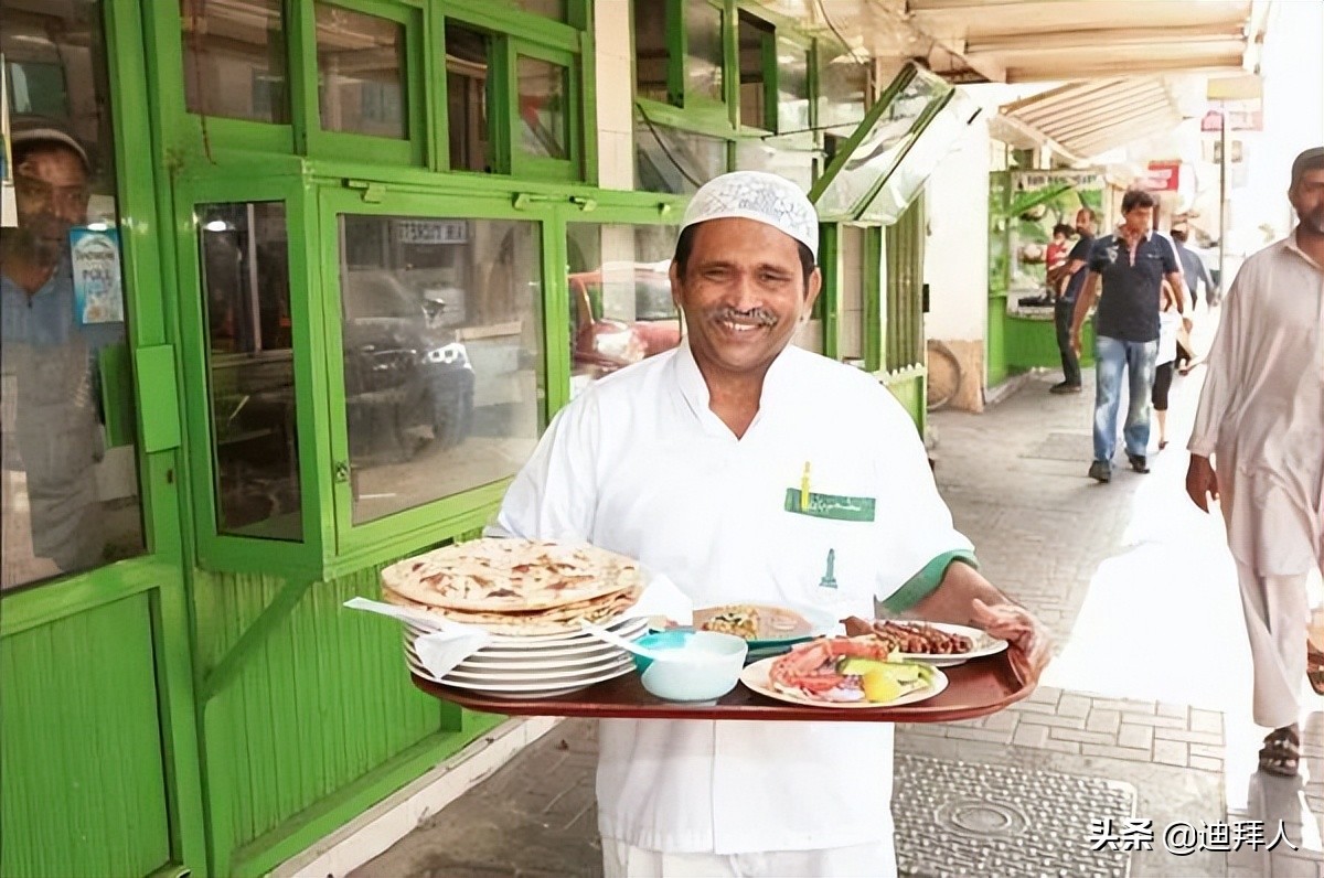 阿迪达斯与迪拜Ravi餐厅的联名限量版运动鞋大受追捧