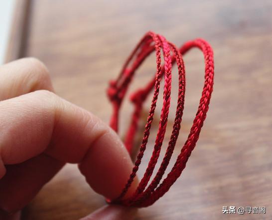 女子脚踝系红绳啥意思,女生脚踝上系的红绳有什么说法么