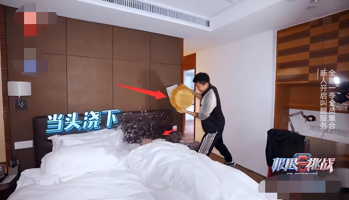 当街小便、踢路人、脚踩高铁桌子，这些明星的素质，一个比一个低