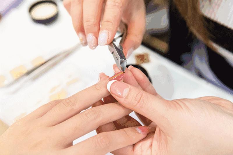 看着都疼！美甲片掀翻指甲，医生紧急提醒（胆小勿入）