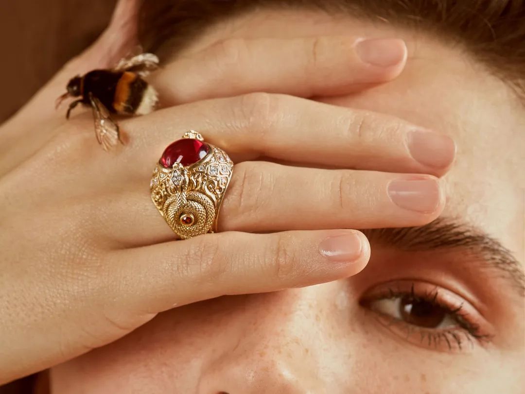 不能少了这件“幸运”珠宝，不但自带“神秘力量”还能时髦到没朋友