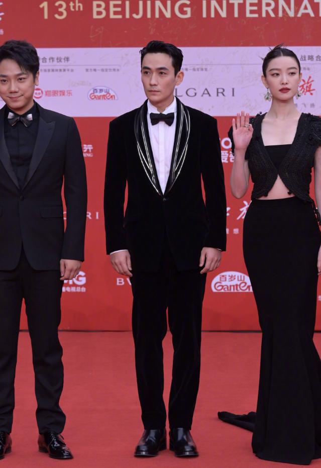 倪妮红毯百变穿搭图,倪妮金色闪光裙高定