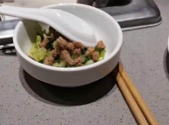 女子吐槽海底捞菜量少,一女子吐槽东北菜量不大