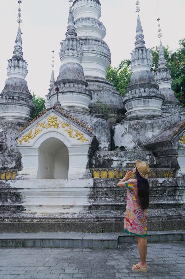 云南西双版纳曼听公园有泰国韵味,西双版纳曼听傣族村寨风景