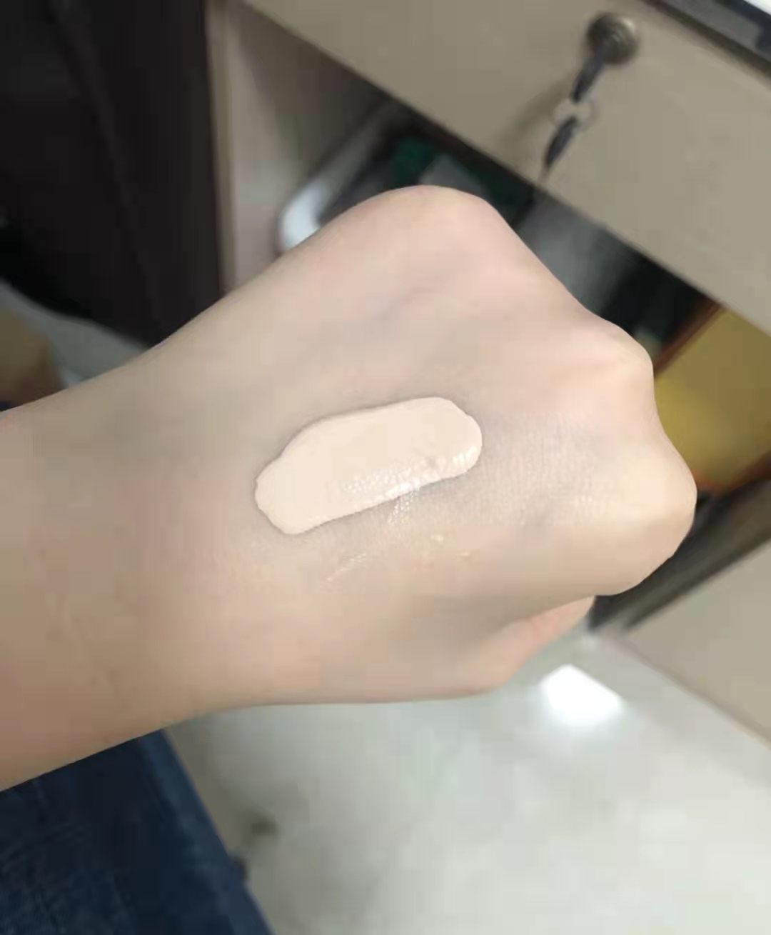 又持妆又水润的粉底液测评,dw粉底液和美宝莲粉底液对比