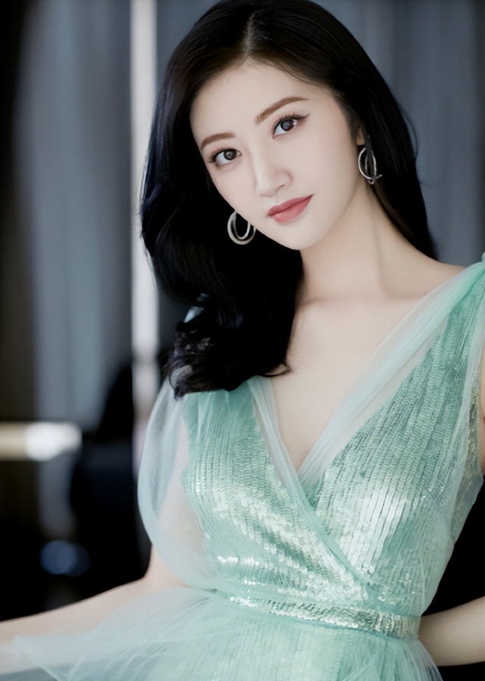 强捧不红景甜：坐拥3.5亿豪宅被张继科拒婚，资源逆天金主成谜