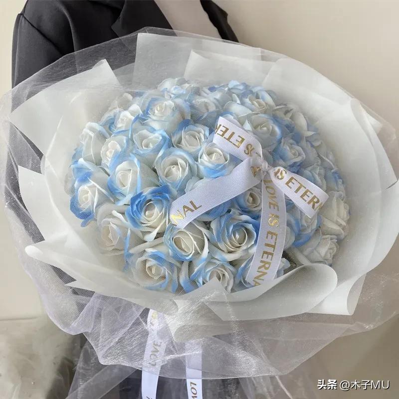 3色碎冰蓝玫瑰花语是什么,圣诞节送碎冰蓝玫瑰的花语