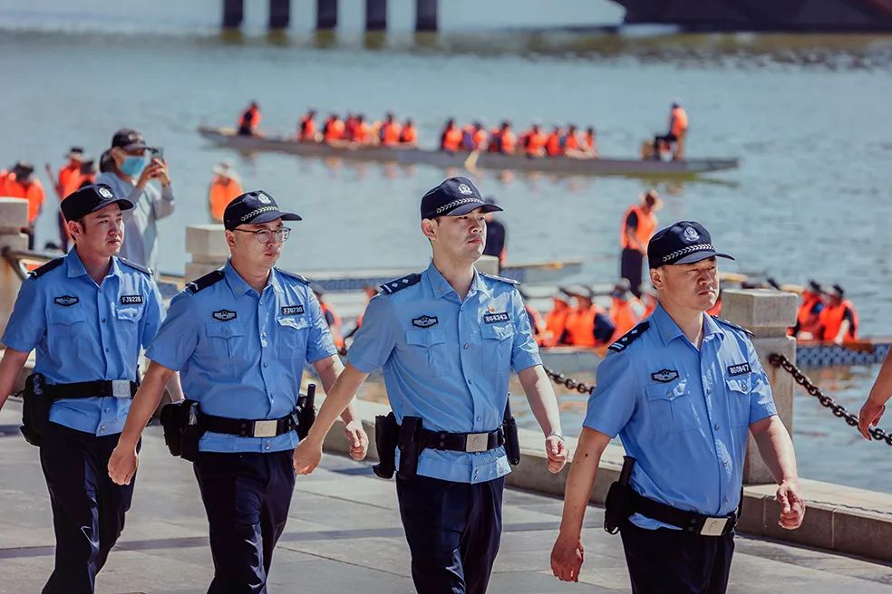 高温遇到警察的图片,高温下他们仍在坚守训练