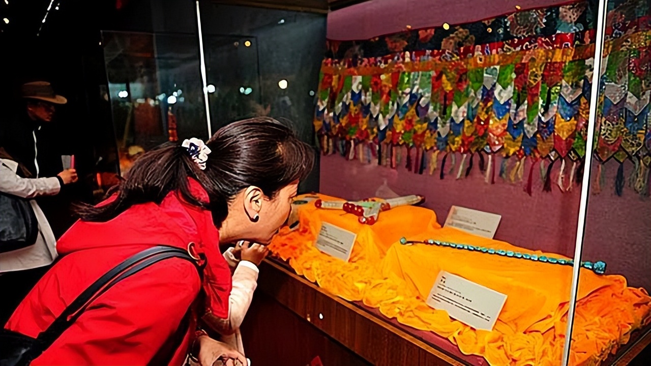 藏派佛教“达赖”与“班禅”是什么关系？二者谁的地位更高？