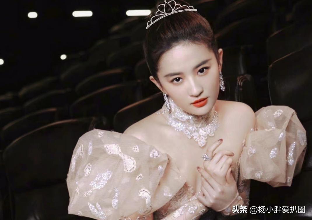 刘亦菲购物被偶遇！买二手包包送好朋友，网友夸赞其好温柔