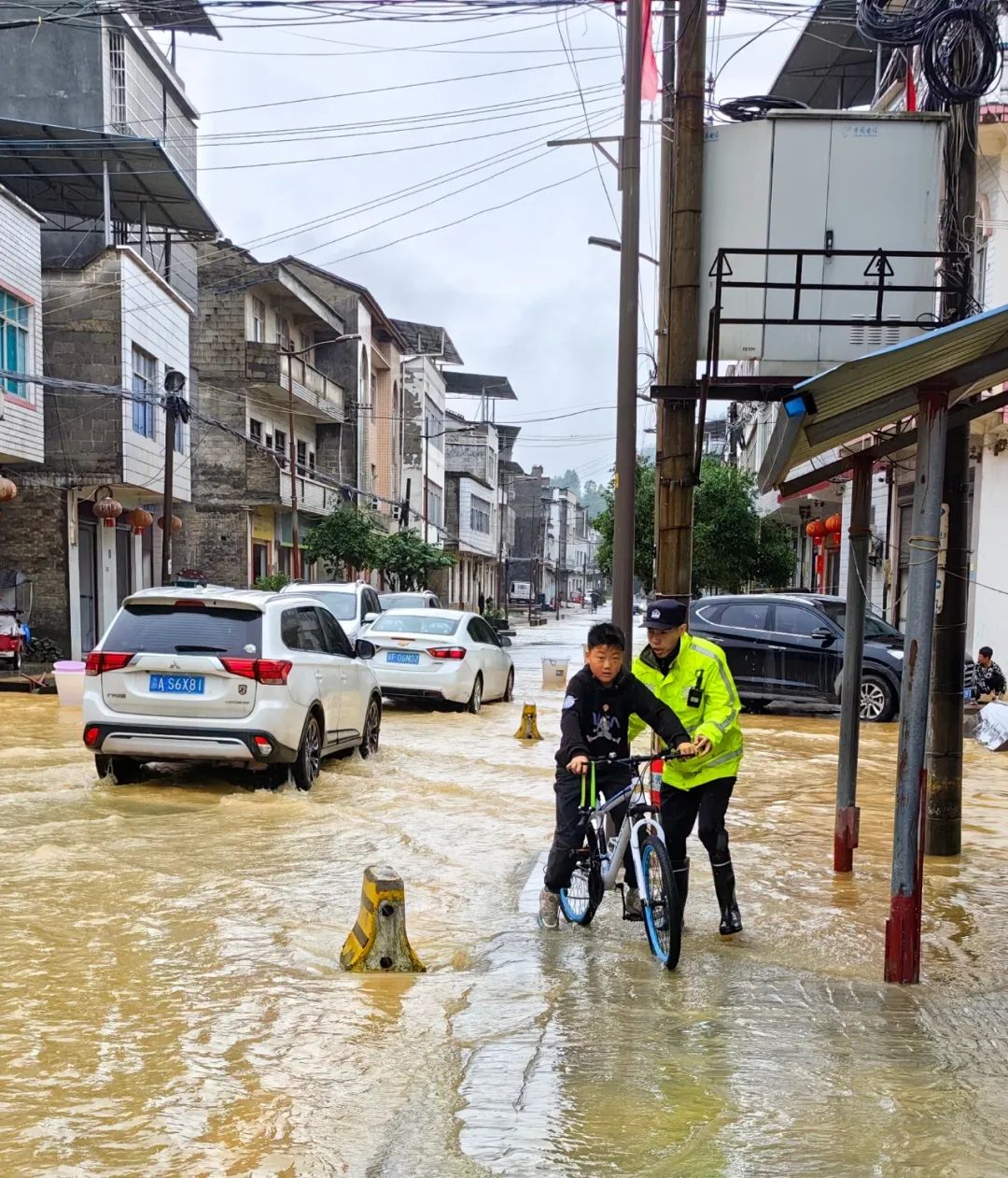 夏季行动|暴雨来袭，巫溪公安全力守护为群众撑起“平安伞”