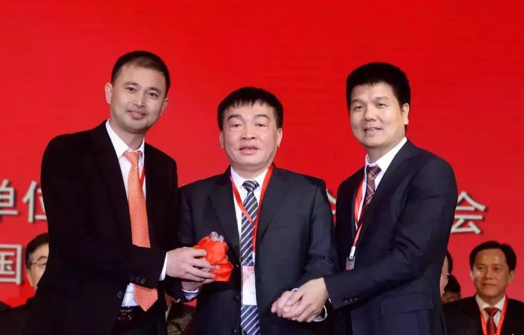 南安又出黑马：18岁闯社会，一手创办百亿帝国，捐款1.2亿