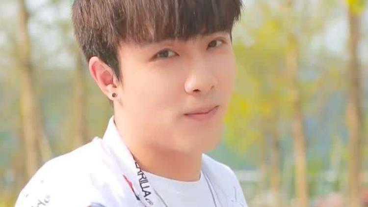 拿海鲜喂鸡、20秒36万进账，网红这一职业，真就“钱”途无量？