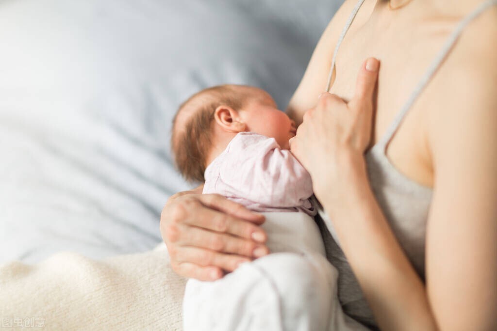 月子里的新生儿一天母乳喂几次,新生儿喝母乳一天几次大便正常