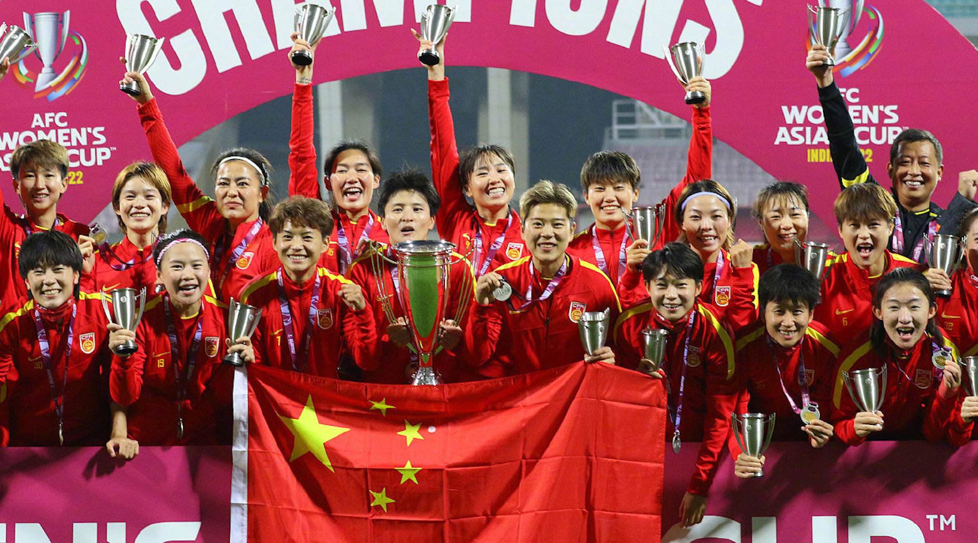 男足惨败女足挽回颜面,男足输了的解释