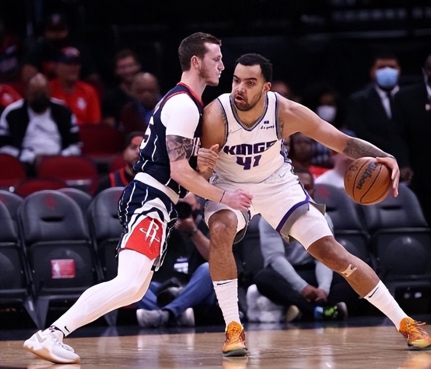 国王的新衣！火箭主场惊现裸奔男子，保安将其扑倒迅速抬走