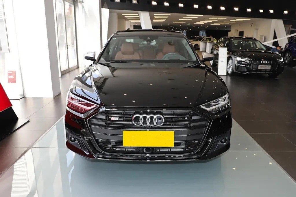 号称西装暴徒，配4.0TV8发动机，4秒破百，带你体验奥迪S8