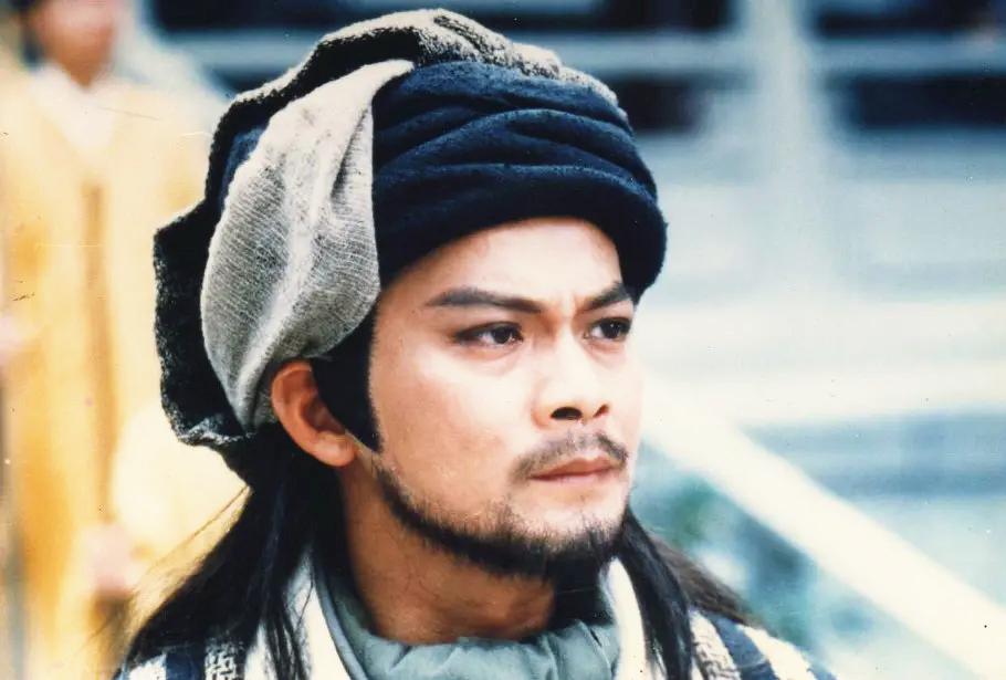 黄日华穿衣风格,黄日华年轻时踢球的视频