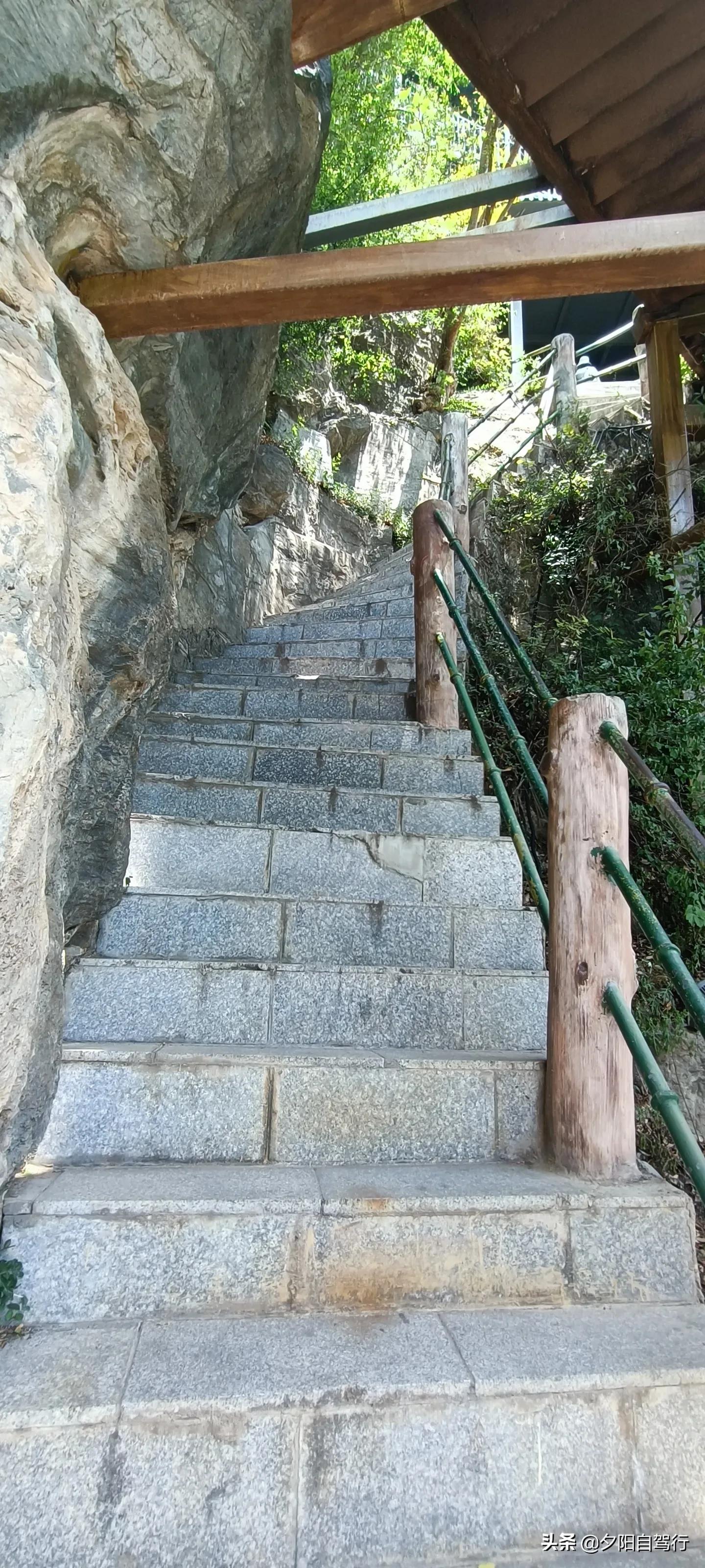 钻进钱眼图片,柞水溶洞之时光隧道