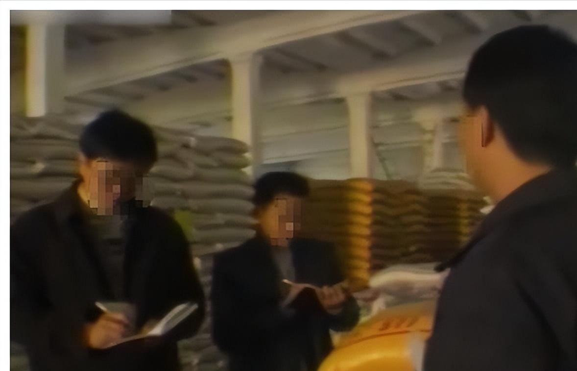 2名女子裸死菜地，*体下**塞满荒草，警方靠米糠袋抓获凶手