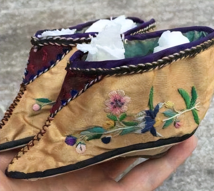 金莲小脚为什么这么美,三寸金莲的美感在哪