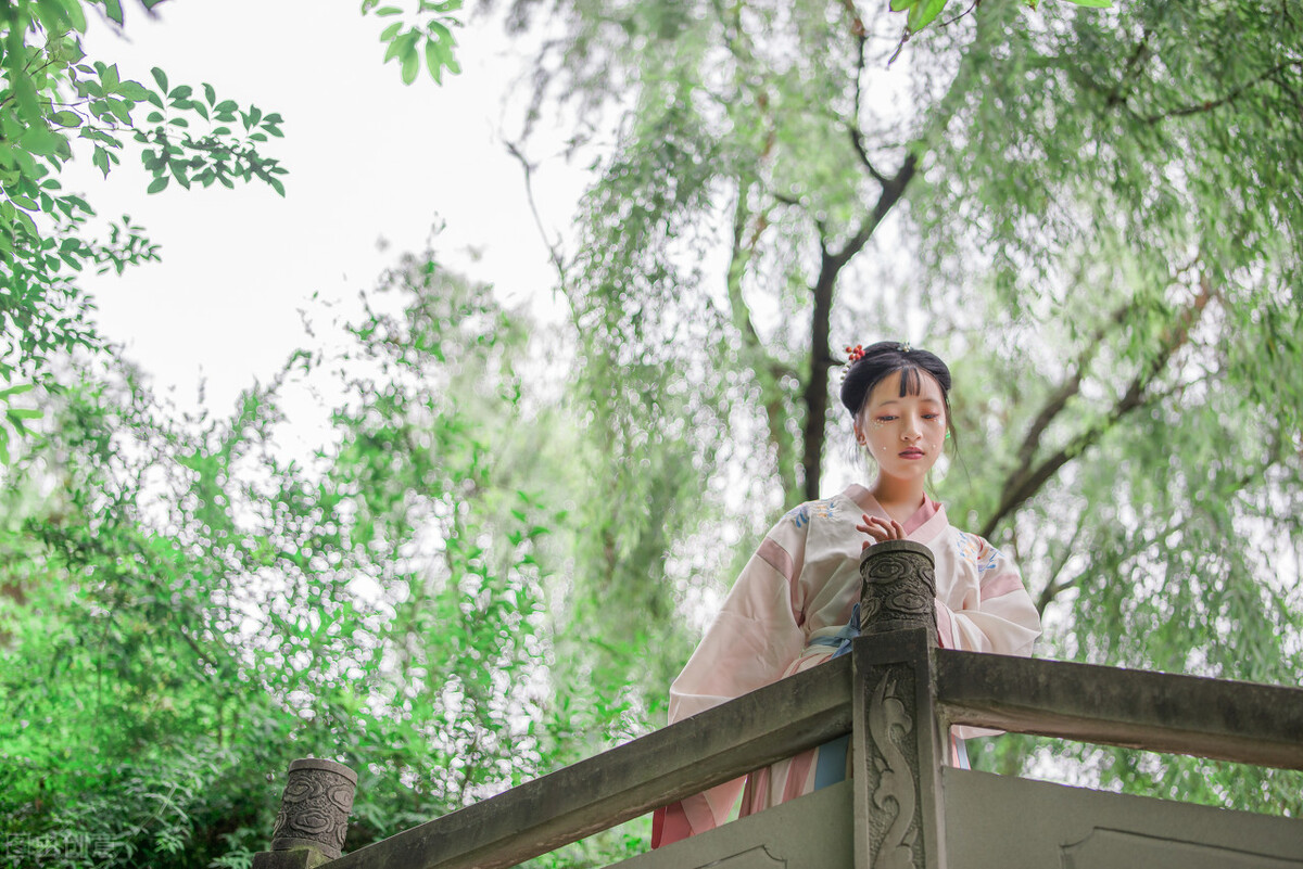 穷秀才阴差阳错,穷秀才遇见官差打美女