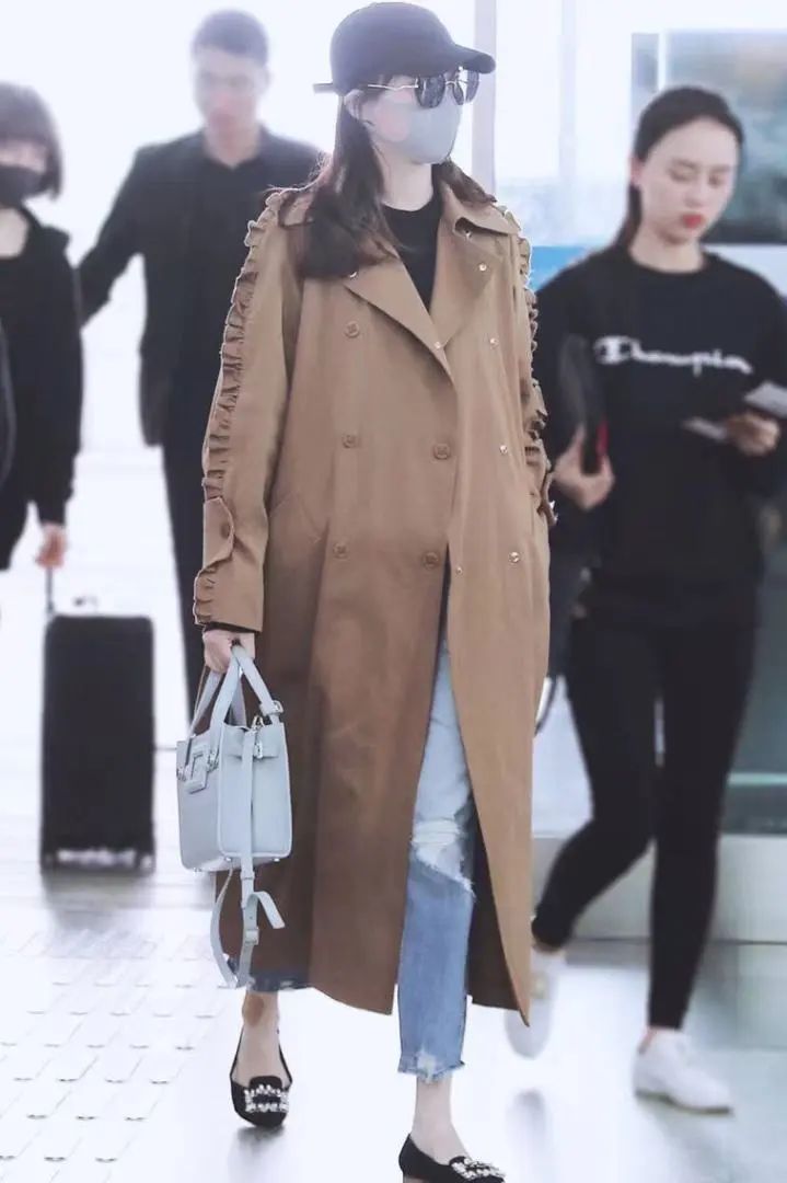 唐嫣在机场时背的焦糖色包,唐嫣曾经用过哪些包包