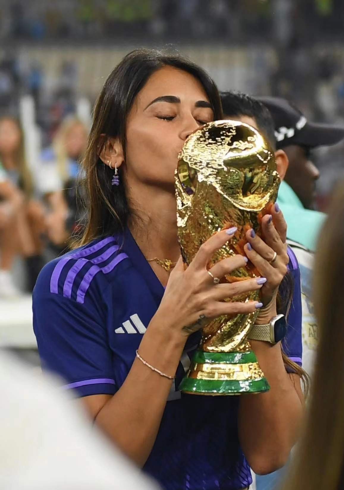 梅西世界杯夺冠亲吻安东内拉,梅西夺冠亲吻妻子