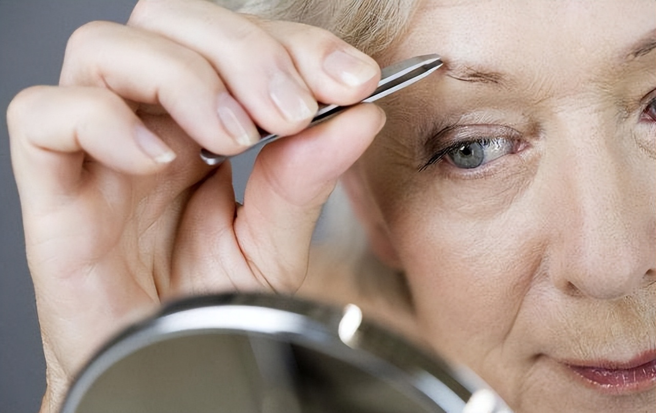 眉毛开始变长了是长寿眉,人过了五十岁眉毛变长这是咋回事