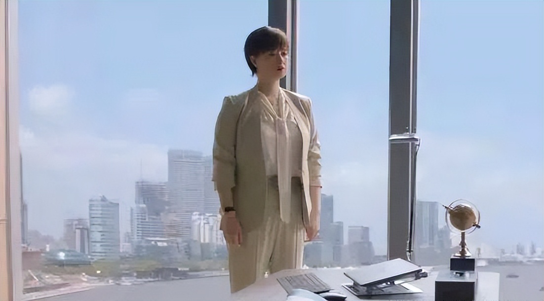 没了美颜滤镜，谁在装嫩一目了然，麒麟臂、水桶腰、满脸皱纹沟壑