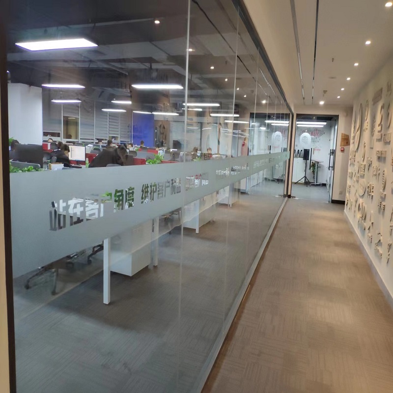 厨房客厅玻璃隔断墙装修效果图,房间与阳台玻璃隔断墙装修效果图