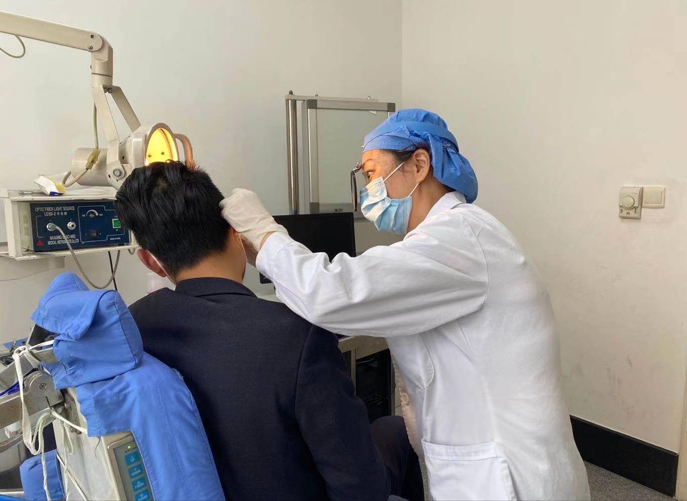 耳朵里面很痒却挠不到掏不出东西,耳朵痒掏出来的东西潮湿有臭味