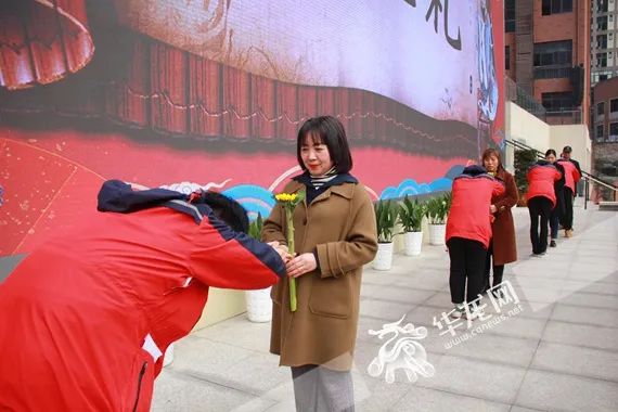 重庆四十二中举行高2022届成人仪式暨高考“冲刺”誓师大会