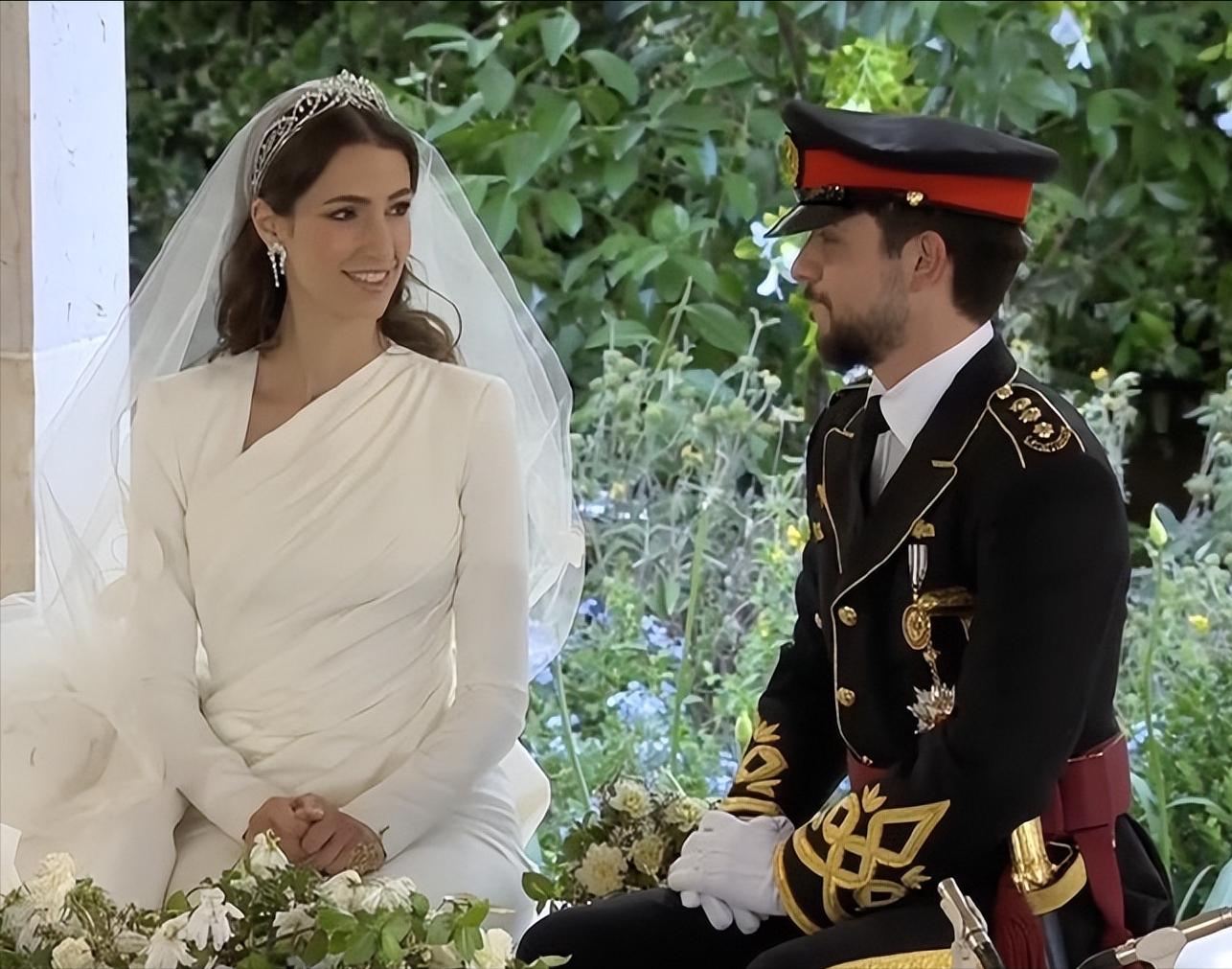 凯特王妃一袭红色造型亮相,凯特王妃粉色荷叶边