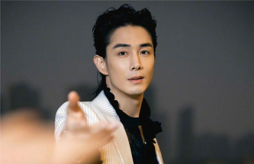 李承铉火了后的戚薇,李承铉说中文戚薇都翻译不了了