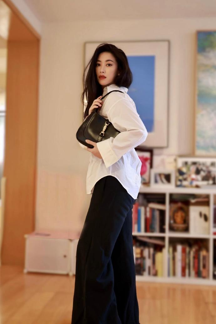 朱珠衣服大方秀出天鹅美成焦点,朱珠着装尽显妩媚